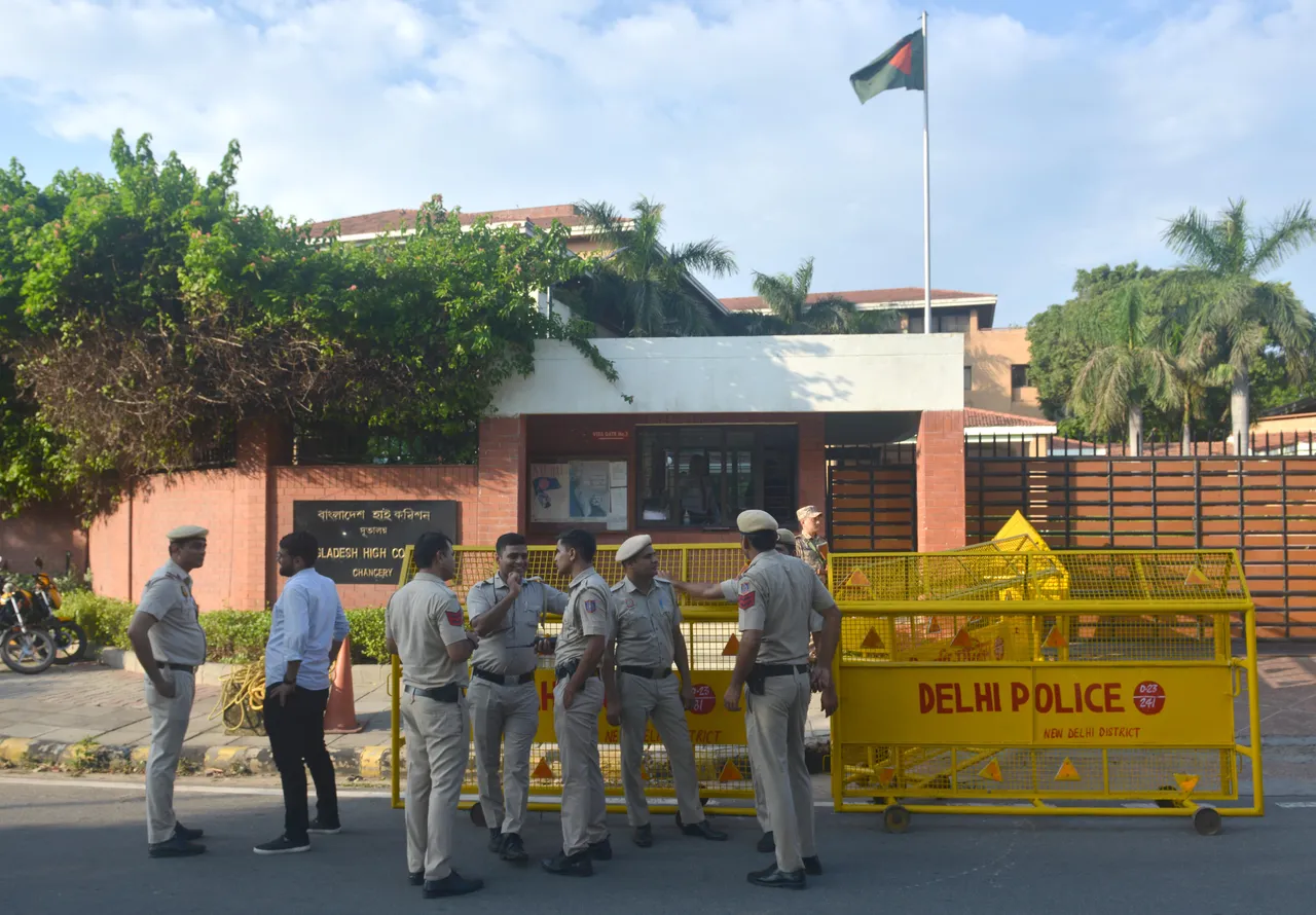 بھارت سے کشیدگی میں اضافہ: بنگلادیش نے نئی دلی میں قونصلر اور ویزا سروسز معطل کر دیں