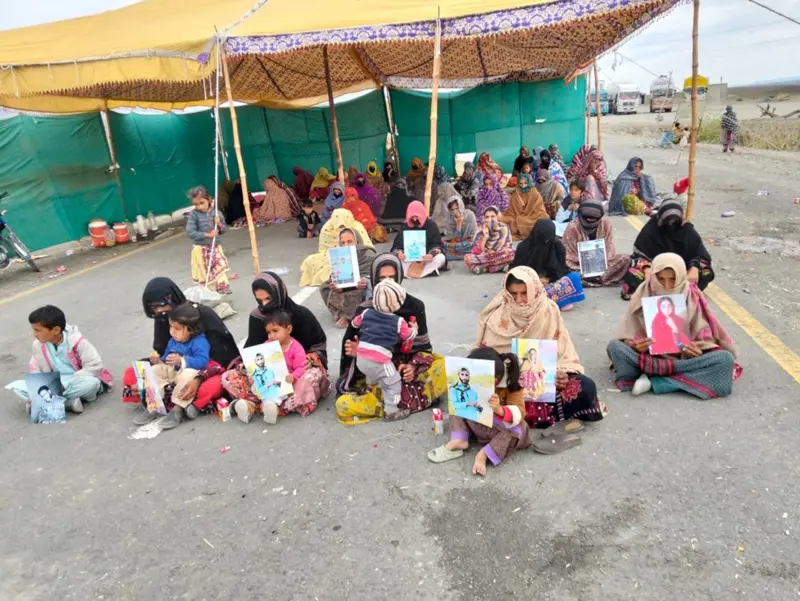بلوچستان: ضلع کیچ میں لاپتہ افراد کے لواحقین کا دھرنا، سی پیک شاہراہ تین روز سے بند