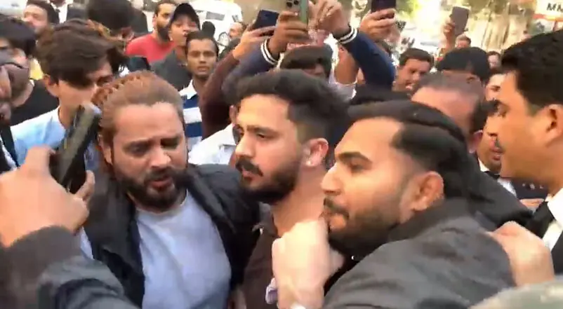 یوٹیوبر رجب بٹ پر کراچی کی عدالت میں وکلا کا مبینہ تشدد، سماعت 13 جنوری تک ملتوی
