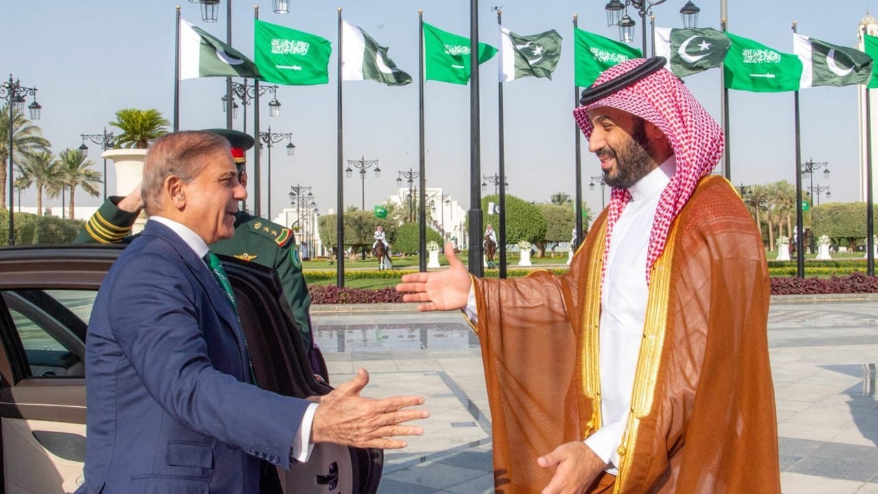 وزیراعظم شہباز شریف اور سعودی ولی عہد محمد بن سلمان کے درمیان ٹیلیفونک رابطہ، خطے کی صورتحال پر تبادلہ خیال