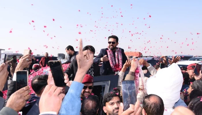 لاہور میں پی ٹی آئی کارکنان کے خلاف مقدمہ درج، وزیراعلیٰ کے پی کا مینارِ پاکستان جلسے کا اعلان