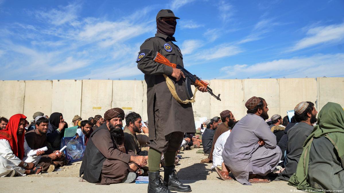 افغان طالبان کی جانب سے منشیات اور شراب کی اسمگلنگ کے الزام میں 11 افراد کو سرِعام کوڑے مارنے کی سزا