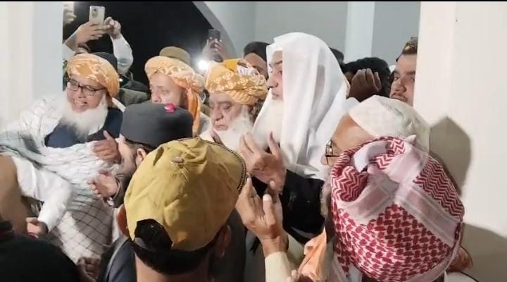 لیاقت پور: مولانا فضل الرحمٰن کی ٹھل حمزہ آمد، کارکنان کا والہانہ استقبال