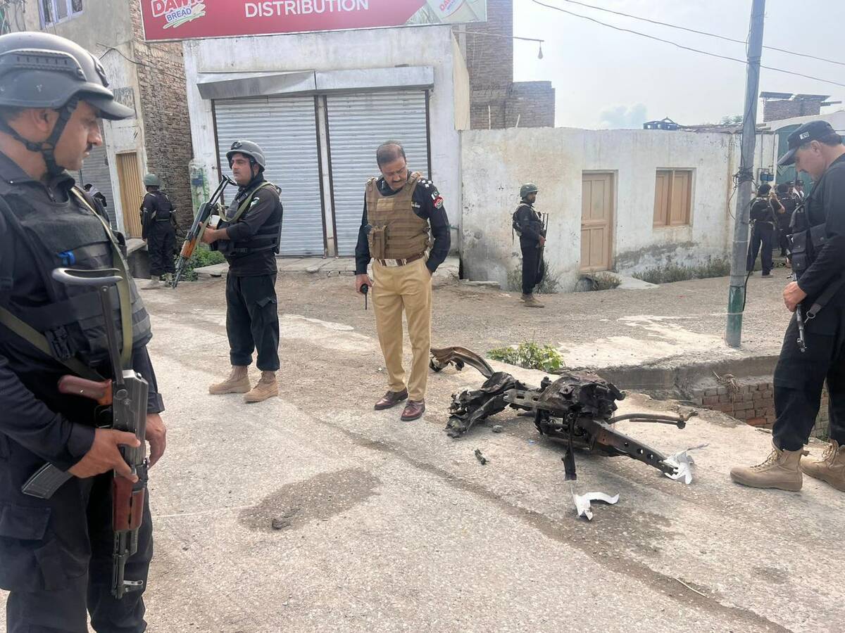 بنوں میں پولیس موبائل پر دہشتگرد حملہ، جوابی کارروائی میں 2 دہشتگرد ہلاک، علاقے میں سرچ آپریشن جاری