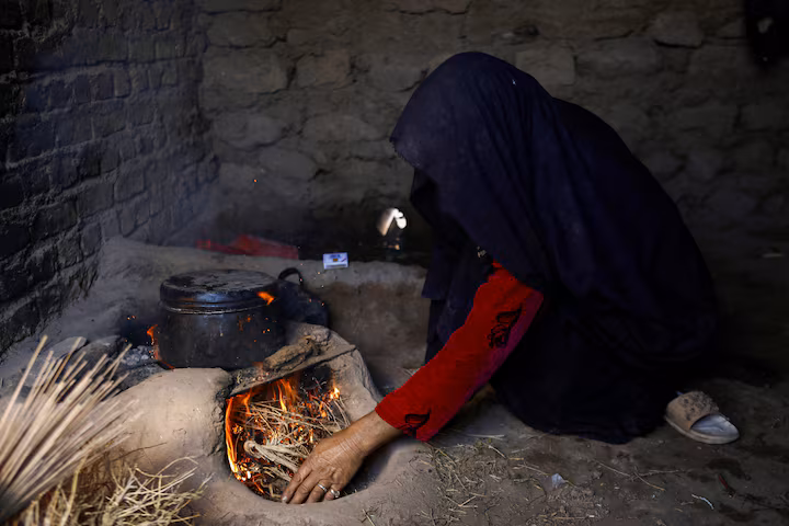 مرنے پر راضی ہیں…! — افغانستان میں بھوک کا بدترین بحران، سردی اور امدادی کٹوتیوں نے حالات سنگین بنا دیے