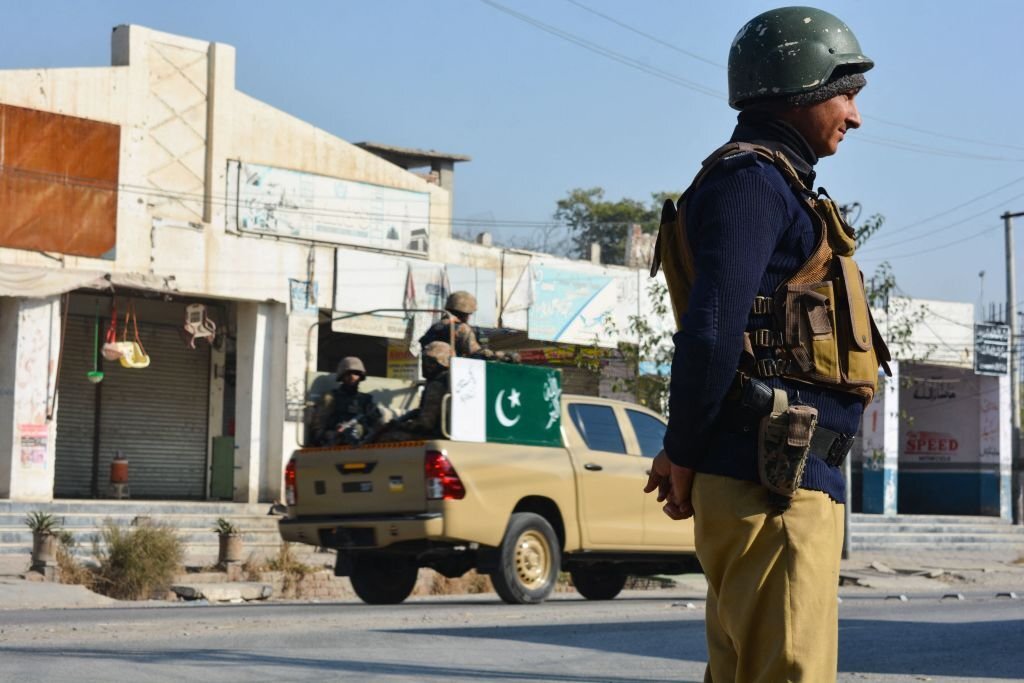 لکی مروت میں دہشتگردوں کا حملہ، نجی سیمنٹ فیکٹری کی گاڑی نشانہ، متعدد افراد ز