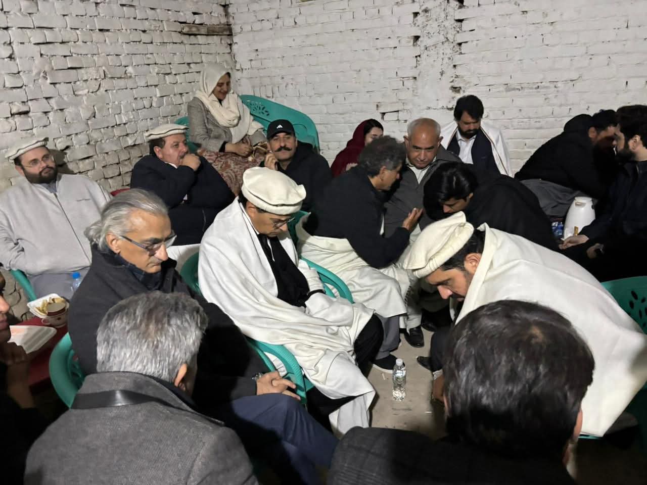 پی ٹی آئی کا اڈیالہ جیل کے باہر دھرنا ختم کرنے کا اعلان، معاملہ سپریم کورٹ لے جانے کا فیصلہ