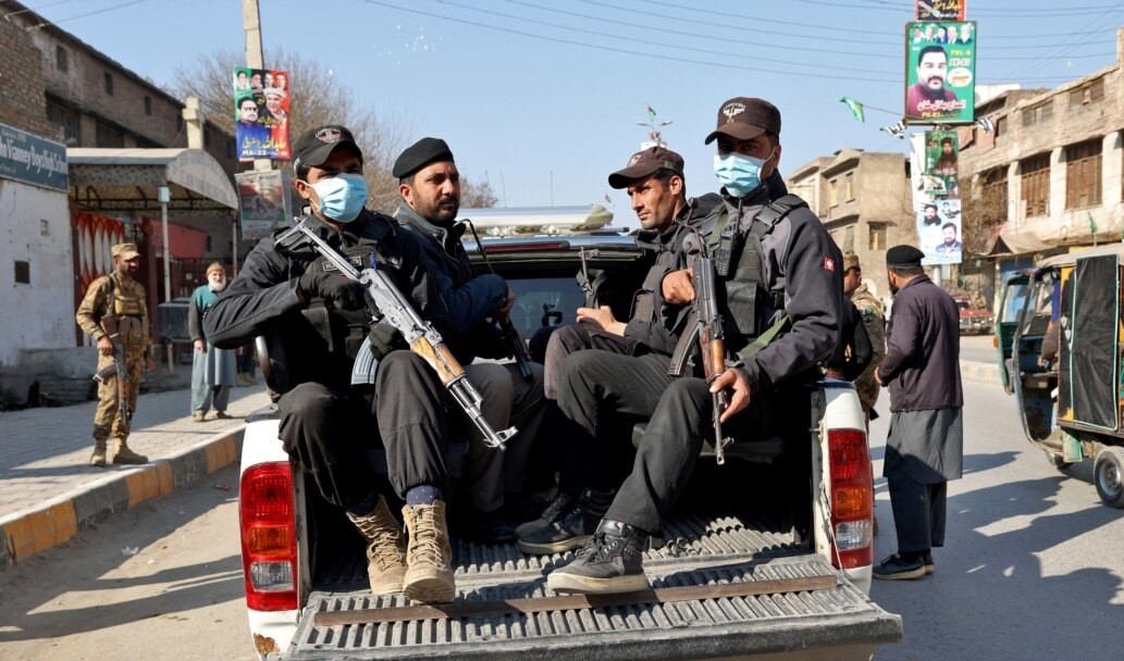 ڈی آئی خان میں پولیس چیک پوسٹ پر دہشتگردوں کا حملہ، جوابی فائرنگ میں 2 دہشتگرد ہلاک، بنوں جیل پر دستی بم حملہ