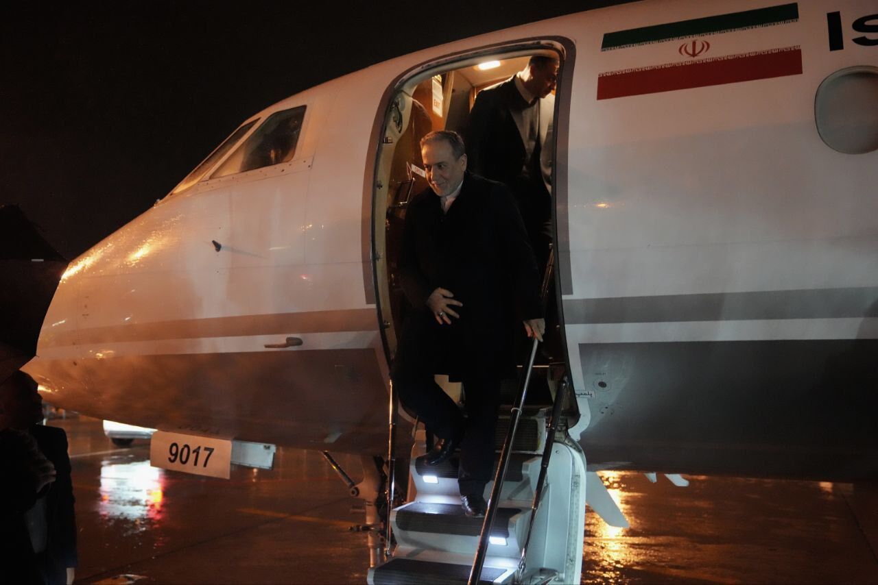 ایران اور امریکہ مذاکرات: کشیدگی کے سائے میں سفارتکاری اور فوجی دباؤ