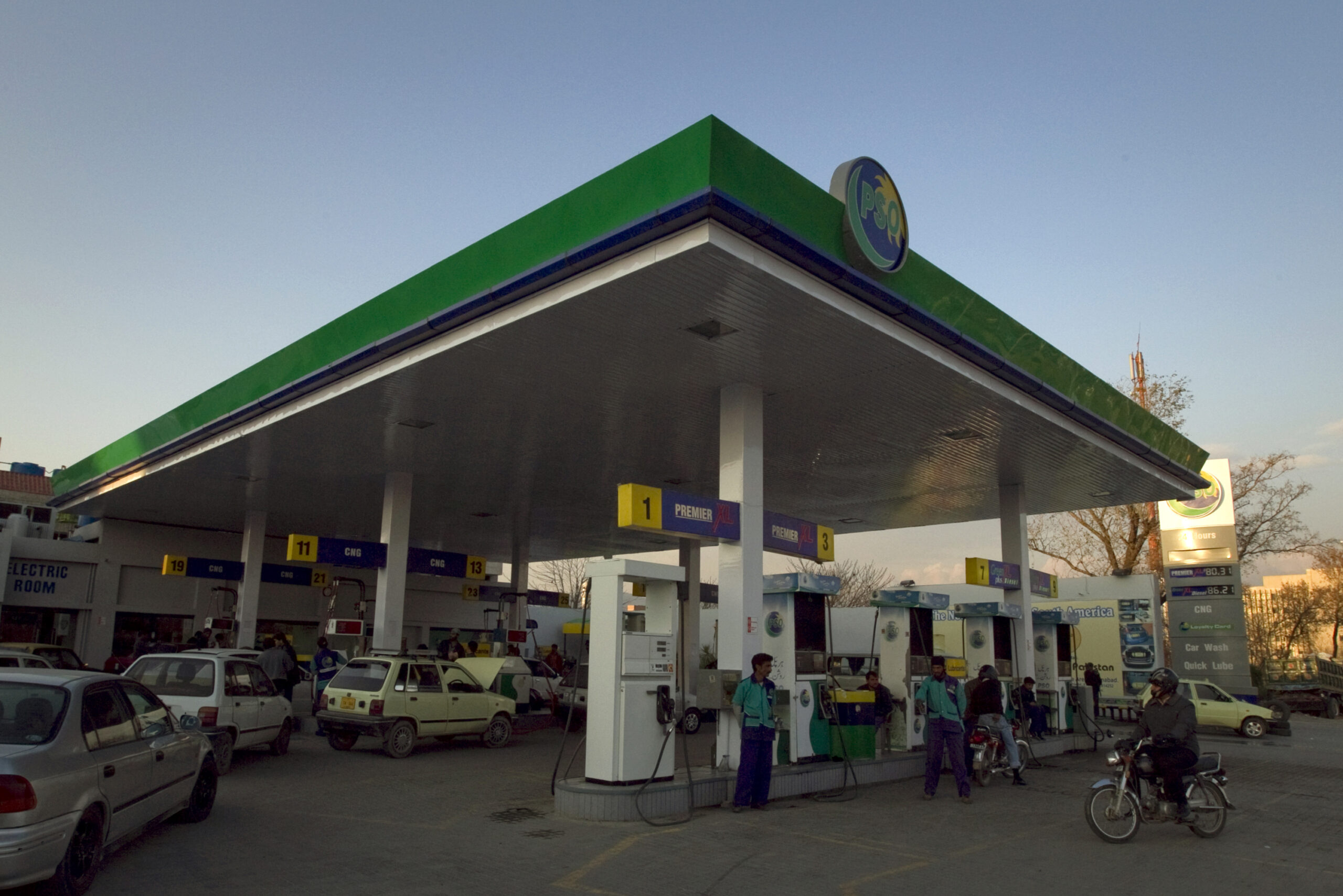 عالمی منڈی میں تیل 100 ڈالر سے تجاوز، پاکستان میں پیٹرولیم مصنوعات کی قیمتوں میں آج پھر اضافے کا امکان