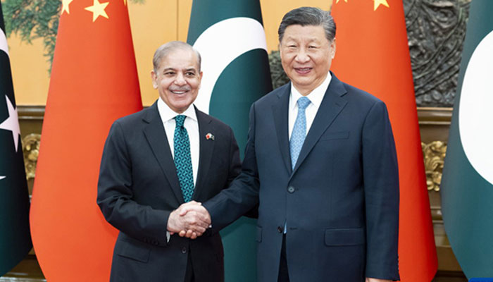 وزیرِاعظم کا بیجنگ میں مصروف ترین دن — شی جن پنگ اور لی چیانگ سے ملاقاتیں، معاہدوں کا تبادلہ