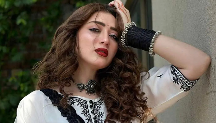 مومنہ اقبال کا نکاح، شوہر کا الزام — سیاسی دباؤ نے شادی رکوانے کی کوشش کی
