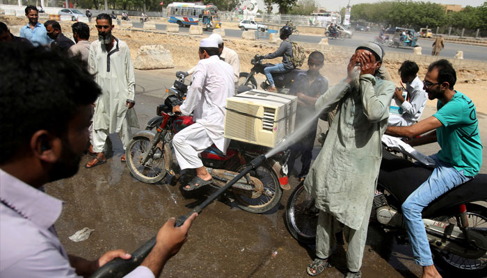 کراچی میں گرمی اور امس کا راج — محکمہ موسمیات نے 37 ڈگری تک درجہ حرارت جانے کا امکان ظاہر کیا۔