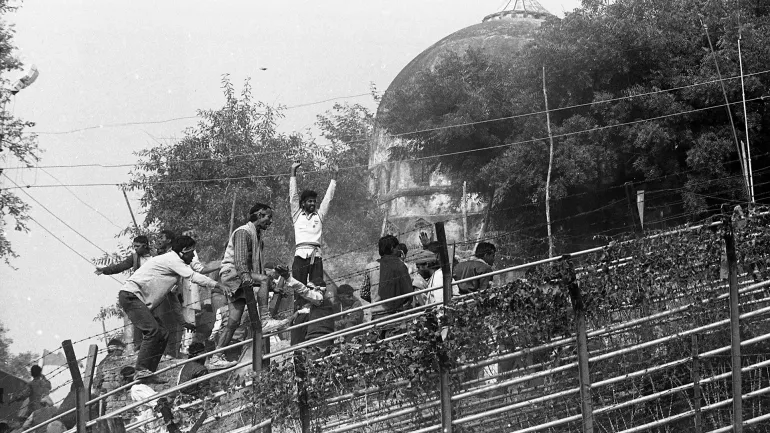 بھارت میں مساجد نشانے پر؟ ہندوتوا سیاست، عدالتی فیصلے اور مسلمانوں کا بڑھتا خوف