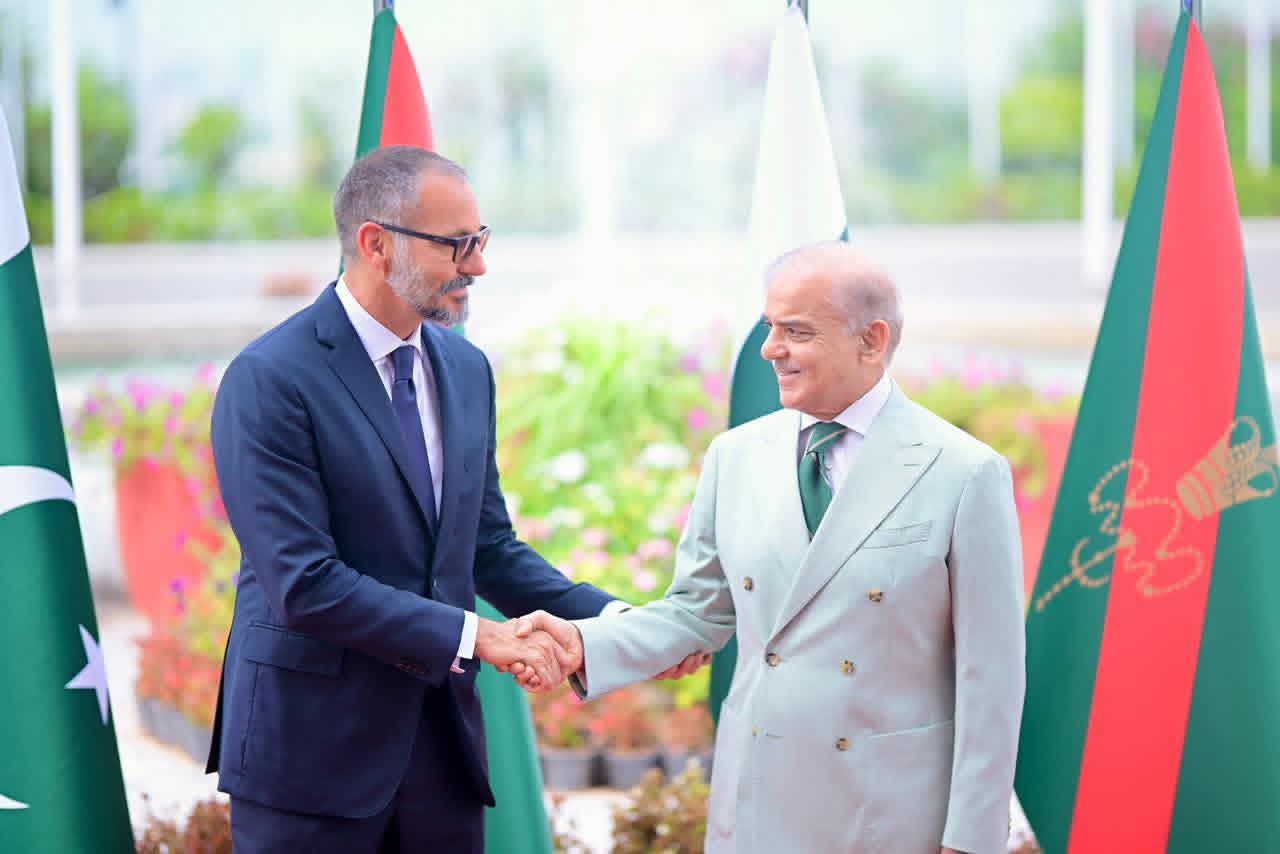 پرنس کریم آغا خان کی خدمات کو خراجِ عقیدت — پاکستان پوسٹ کا یادگاری ٹکٹ جاری
