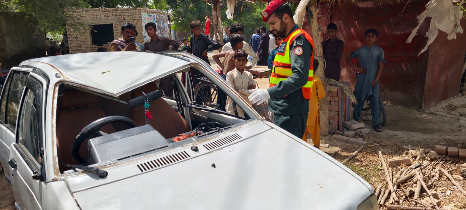 لودھراں: تیز رفتار مہران کار نہر میں جا گری، 18 سالہ نوجوان زخمی