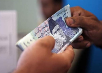 تنخواہ دار طبقے کے لیے انکم ٹیکس کی شرح میں کمی، سرچارج بھی ختم