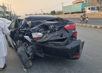 لودھراں میں یوٹرن پر دو گاڑیاں آپس میں ٹکرا گئیں