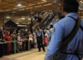 بیرون ملک روزگار کے خواہشمند پاکستانیوں کی تعداد میں کمی، ماہرین کا فیسیں کم کرنے کا مطالبہ