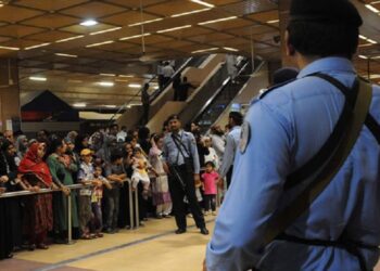بیرون ملک روزگار کے خواہشمند پاکستانیوں کی تعداد میں کمی، ماہرین کا فیسیں کم کرنے کا مطالبہ