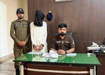 منچن آباد پولیس کی کارروائی، منشیات فروش ایک کلو آئس سمیت گرفتار۔
