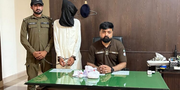 منچن آباد پولیس کی کارروائی، منشیات فروش ایک کلو آئس سمیت گرفتار۔